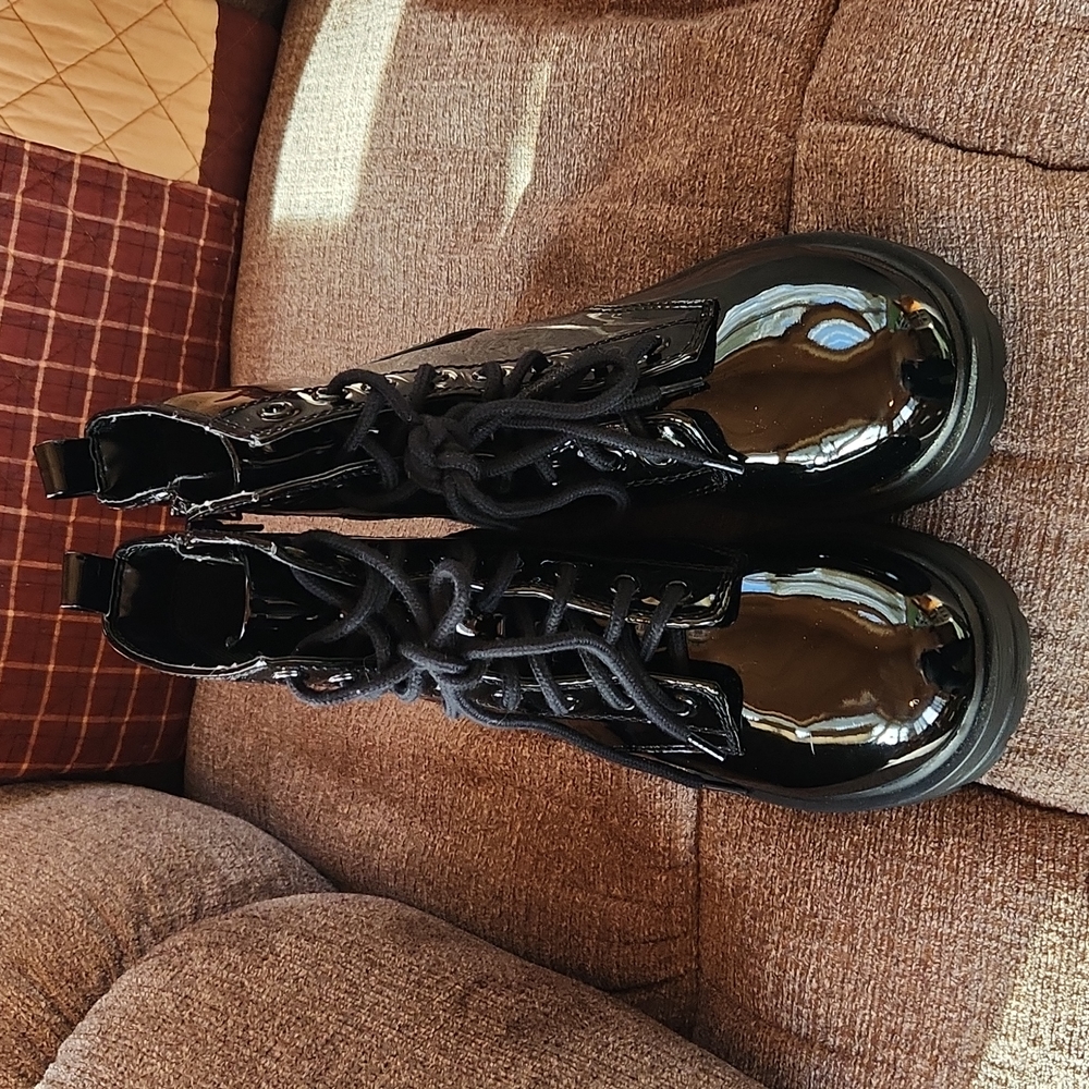 Womens Size 8.5 shiny short, black boots by Soda